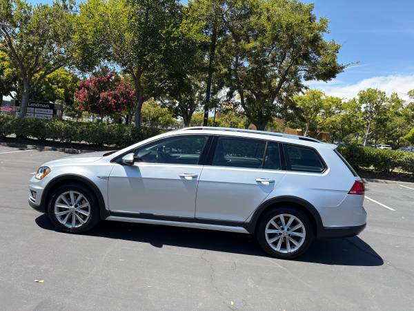 2017 Volkswagen Golf Alltrack AWD – Cuero – Techo solar – Cámara de reversa - $11,875 (Sacramento)63470759606401123