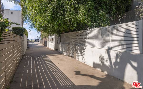 $7,000 / 3br - Bright, Airy Duplex on one of Venice's Most Coveted Walk Streets (Venice)64215959156739122