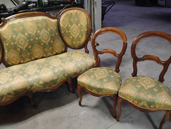Early 1900 love seat and 2 chairs 1