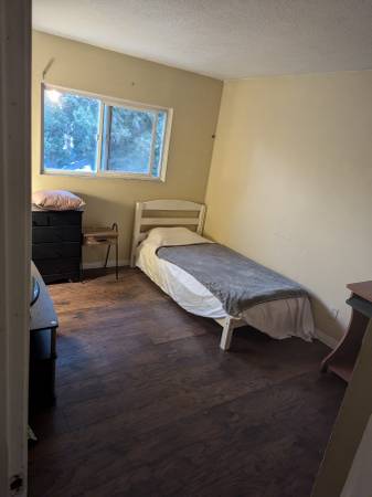 Quiet bedroom less than 2 mi from Beach 1