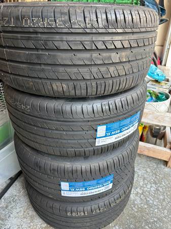 Brand new 20" Tire/ZR 245/35ZR20 2453520 - $450 (SEATTLE)63471358148099121