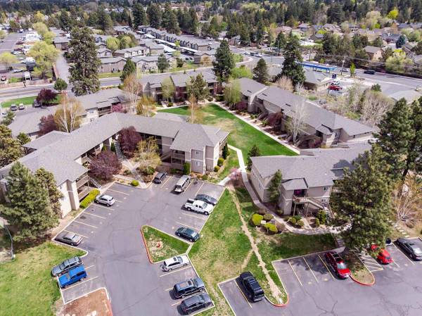 $1,840 / 2br - 955ft2 - Impeccable 2 BR/1 BA Abode with Stainless Steel Appliances (Bend, OR)63839293337859121