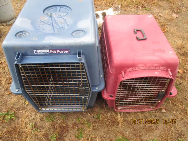 2 pet carriers 1