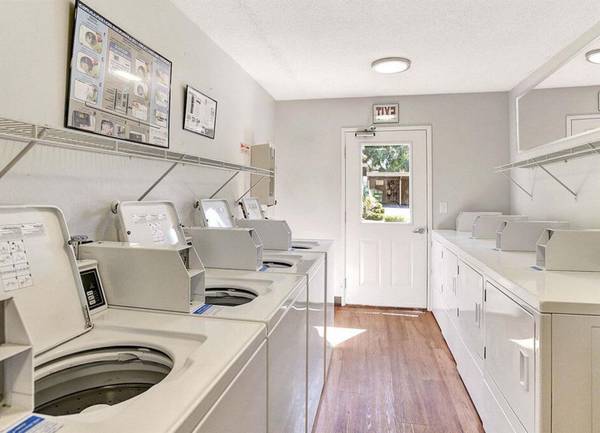 $1,595 / 2br - Private Patio/Balcony, Community Room + Retro Charm & Spacious Layout (Milwaukie Heights)63999314643074124