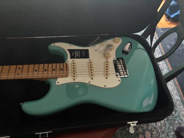 Players Strat 2 Brand New. Never touched ..w/ - gator case for 700 1