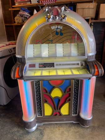 Jukebox cabinet with Bluetooth 1