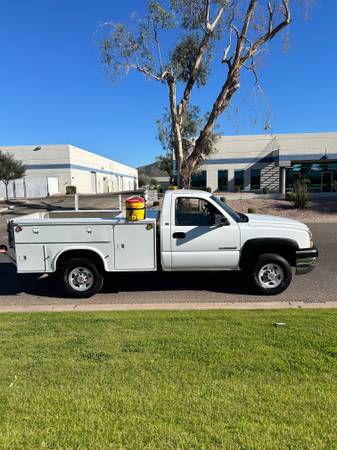 2003 Chevy 2500 Pickup W/Utility bed & Hydraulic lift gate! LOW MILES 1