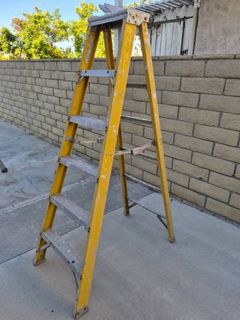 6 Foot Fiberglass Step Ladder 1