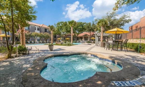 Surrounded by Shops, Restaurants, & Parks! Up to 6 WEEKS FREE 1