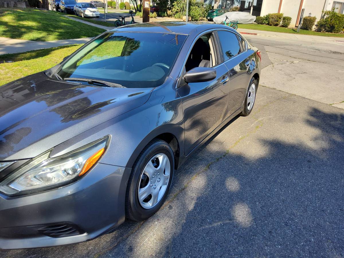 2017 nissan altima 4 cylinder 35MPG 100 percent reliable n trustworthy