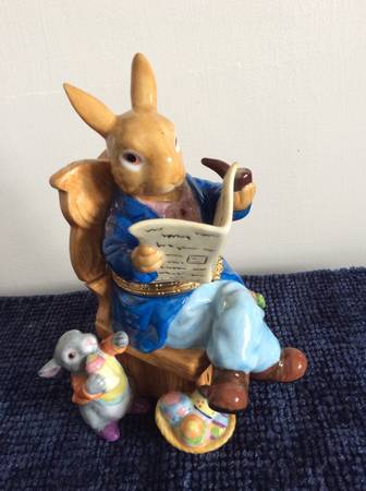 PETER RABBIT HINGED PORCELAIN TRINKET BOX 7”T x 5”w FATHER RABBIT MINT 1