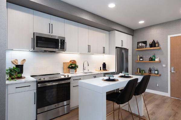 $3,930 / 1br - 640ft2 - Luxe Living in Menlo: Eco-Friendly, Smart Tech, and Rooftop Views (menlo park)63658045514369124