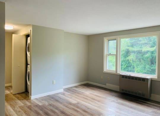 $2,225 / 2br - 660ft2 - Off Street Parking, HeatIncluded in Select Apartments, Water/Sewer (73 Cross St, Woodstock, VT)63784639928705121
