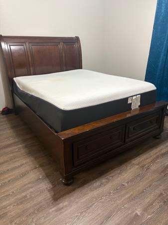 Queen size bed 1