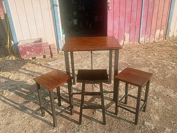 Pub table with 3 stools 1