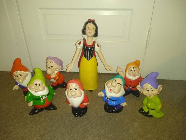 Large Disney Snow White and 7 Dwarf Set 1