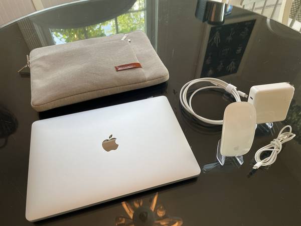 *PRISTINE* 2020 Silver MacBook Air 13" 1