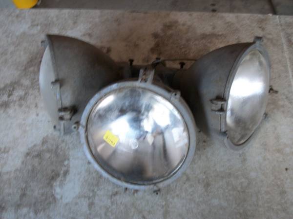 VINTAGE TRIPLE SERVICE STATION LIGHT 1