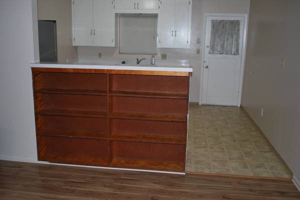 $1,000 / 2br - 720ft2 - 2 habitaciones, un baño, pisos nuevos y persianas nuevas, (Redding CA)63972529094658123