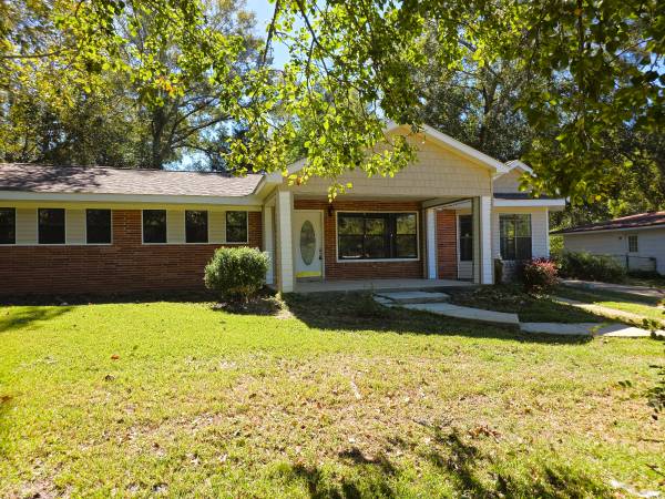 $179.900 / 4 dormitorios - 2043 pies² - Casa de ladrillo de 4/2 en Dothan con financiación directa del propietario. Valla perimetral. Nuevo sistema de aire acondicionado (Dothan, Alabama)