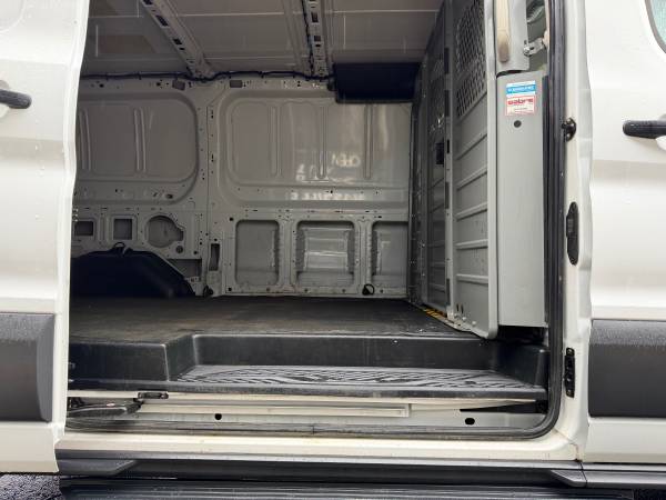2015 Ford Transit 150 - Photo 11