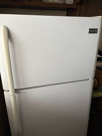 Like-New Frigidaire Refrigerator 1