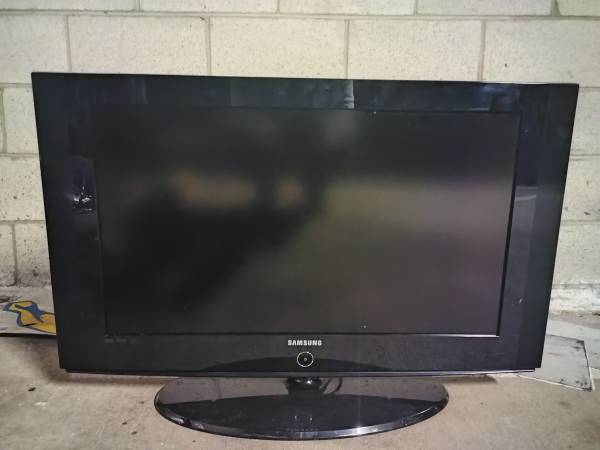 Samsung LCD HDTV TV 32-inch 1