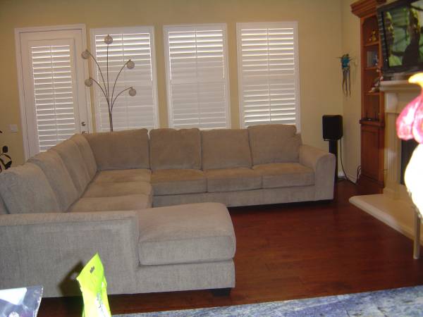 SECTIONAL COUCH   LIKE NEW!!! 1