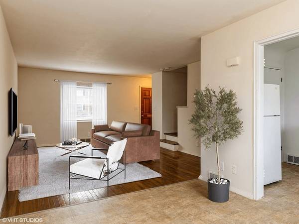 🏘️ 2 Bedroom Townhome – Feel Right at Home 💛 1