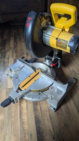 DeWalt DW713 10 in. Compound Single Bevel Miter Saw 1