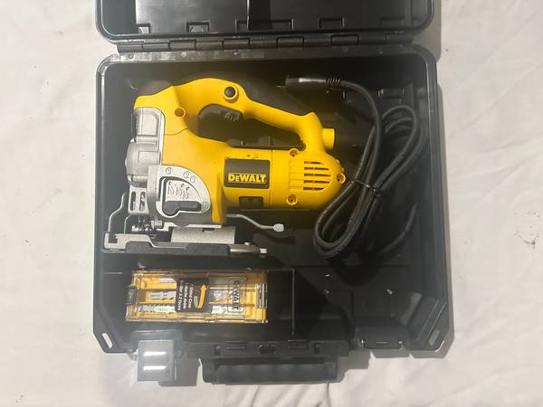 DEWALT SCROLL SAW/JIG SAW 1