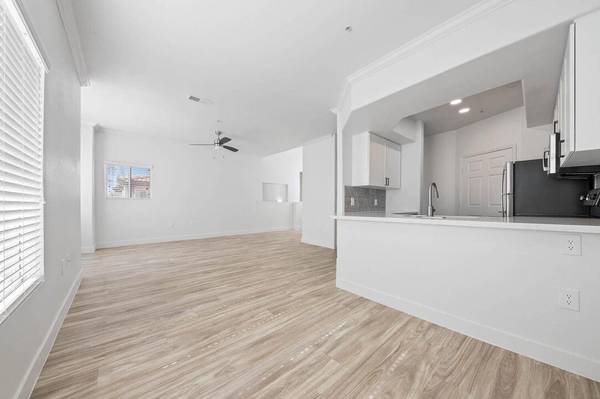 $2,423 / 3br - 1388ft2 - Expansive Floorplans, Roman Soaking Tubs, Energy Efficient Lighting (Scottsdale)64025000173057120