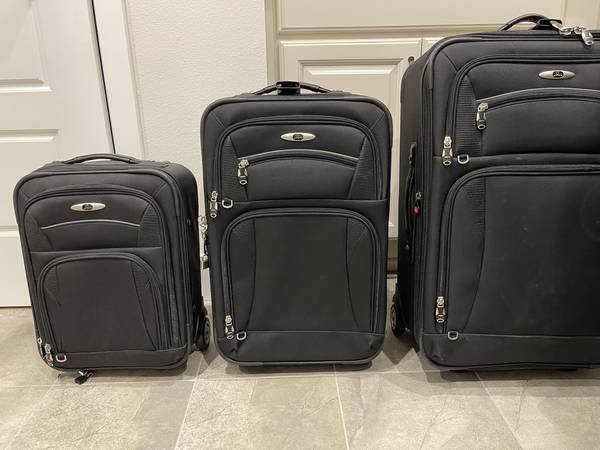 Skyway 3 Piece Black Luggage Set 1