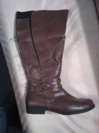 Women's Boots size 9 - $10 (Sandusky)