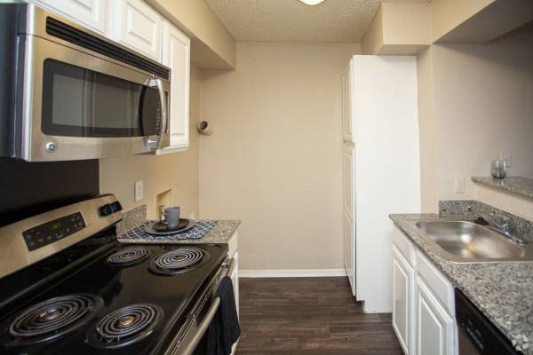 $1,225 / 2br - 887ft2 - ¡Solicita hoy, muda este otoño! (1400 Shady Ln, Bedford, TX)63796578334211124
