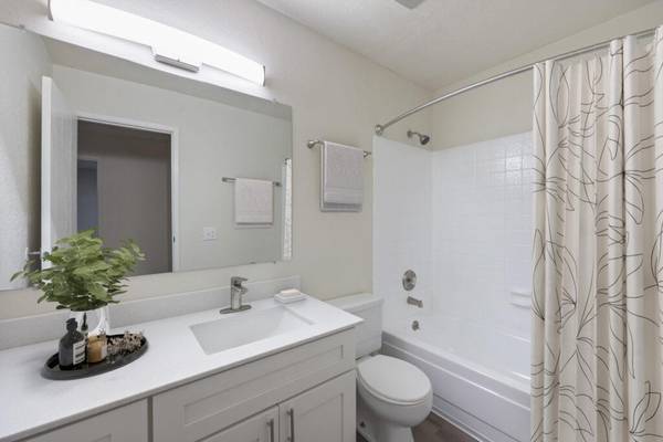 $1,750 / 1br - 667ft2 - 10 minute walk to Renton Transit Center, Spacious private decks (Renton)64031311102083123