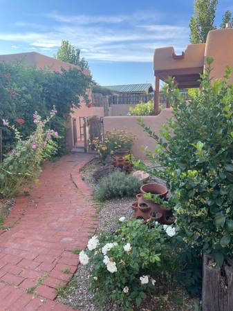 $2,050 / 1br - 800ft2 - Hermoso espacio de vida contemporáneo completamente amueblado y de concepto abierto (Santa Fe)63806069494659121