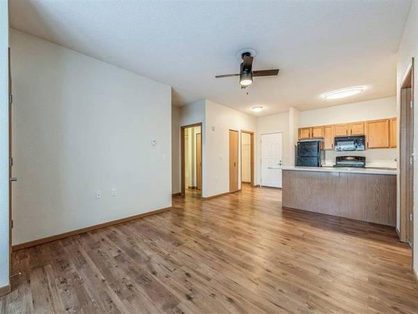 $1,400 / 1br - 797ft2 - Electric Range, Library, Spacious Kitchen with Breakfast Bar (110 E 1st St, Chaska, MN)64003958777729123