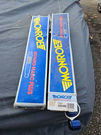 Monroe shocks 33049, NIB, pair 1