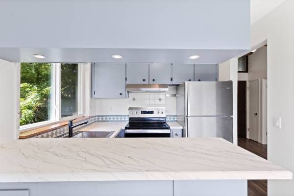 $2,495 / 2br - 960ft2 - Beacon Hill 2BR/1BA Condo – Vaulted Ceilings + Mountain Views (Beacon Hill)63811610522625124