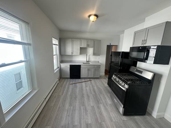 $3,000 / 2br - Somerville 2 Bed/1 Bath Apartment | Webster64034777190273124