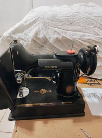 Singer 221 Featherweight sewing machine 1