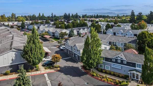$1,749 / 2br - 1008ft2 - Nine Foot Ceilings, 24-Hour Package Lockers with Amazon Hub (Ogden)63672600909441123
