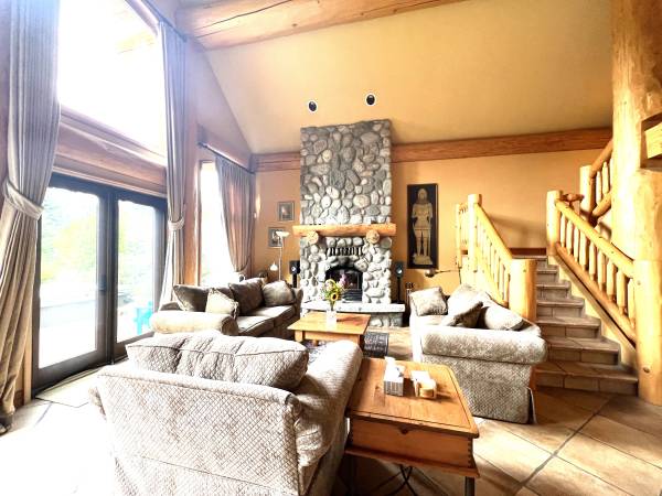Beautiful 4 Bedroom Home in Whistler - Winter 26/27 2