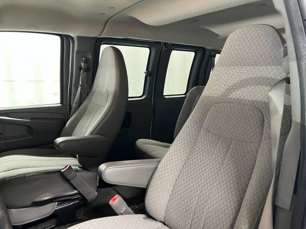 2011 Chevrolet Express LT 3500 - Photo 9