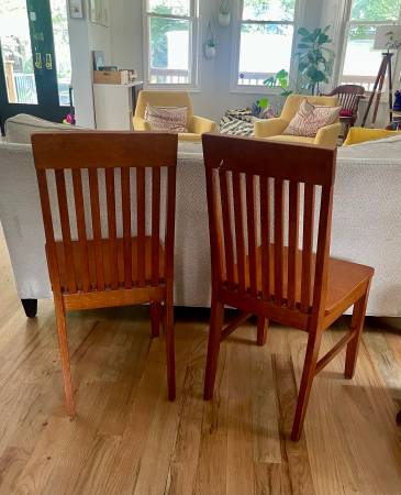 Dos sillas sólidas de madera dura a juego - $50 (DITMAS/MIDWOOD/FLATBUSH)63471464126211121