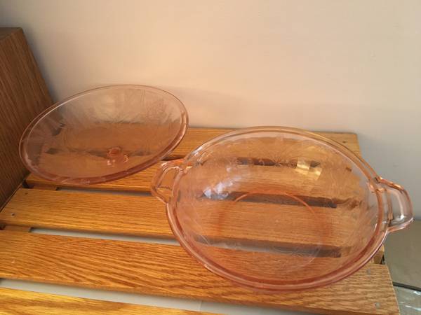 Pink Glass Depression Poinsettia Pattern Covered Dish/Casserole - $35 (Exton)63471177590531121