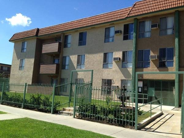 $1,945 / 500ft2 - Putting Green, USC - Parada del Shuttle C-Route, Microondas (2711 Ellendale Pl, Los Angeles, CA)63912983758851123