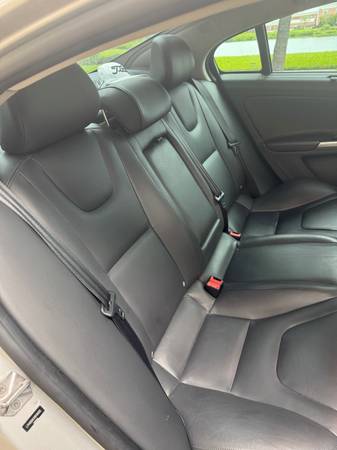Volvo S60 - $13,400 (RIVERVIEW)63443253702913121