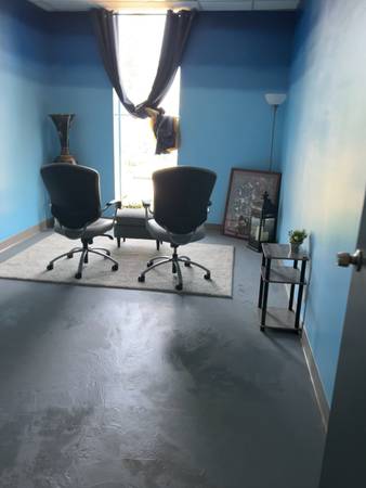 $900 / 175ft2 - Oficina Privada Metro con Ventana en el Centro (Colorado Springs)63668453079939120
